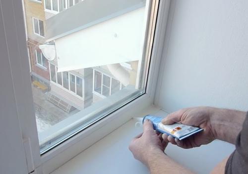 Провели герметизацию откосов и стыков пластикового окна