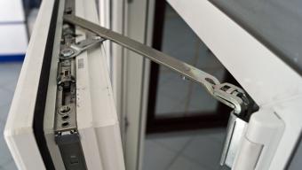 Замена фурнитуры на поворотно-откидную